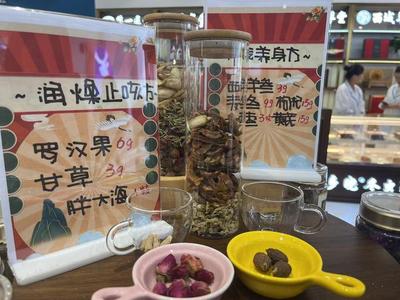 “喝著咖啡逛健康空間”？第一醫(yī)藥徐匯旗艦店開(kāi)業(yè) 打造養(yǎng)身保健新場(chǎng)景